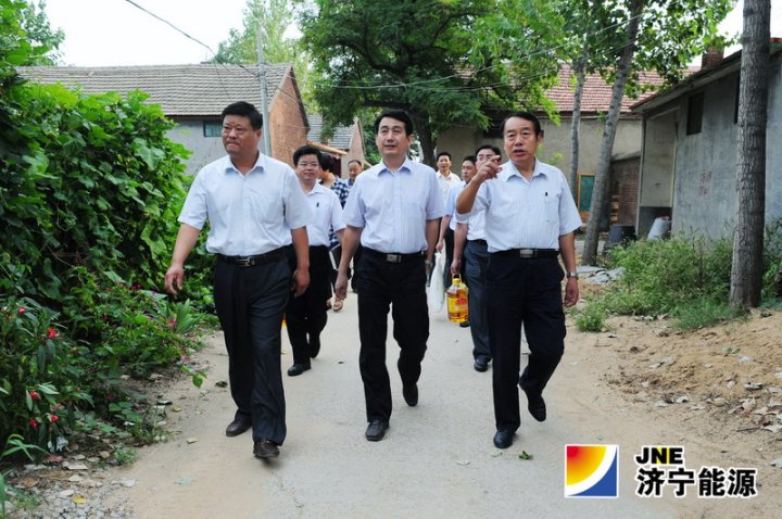 进村入户察民情  访贫问苦送温暖