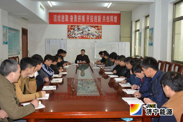 霄云煤矿：王召强参加综采区队支部组织生活会