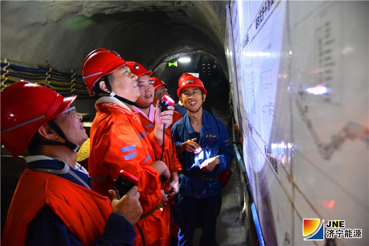 1540778746115678.jpg 2018年10月24日,集团公司党委副书记、总经理张广宇到金源煤矿视察(徐帅).jpg