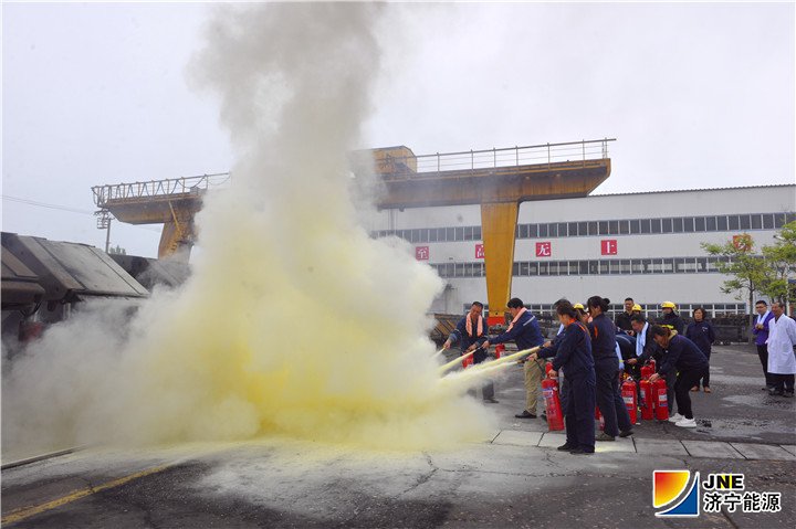 1556412754120385.jpg 图三:2019年4月23日,运河煤矿举办地面消防应急演练(徐秀娇).jpg