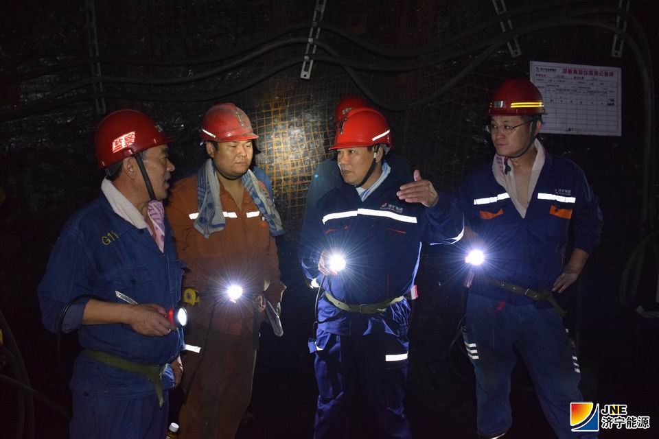 2019年10月15日-16日，鲁西监察分局副局长孟令启带队到金桥煤矿进行安全督导检查（王海峰 摄）.jpg