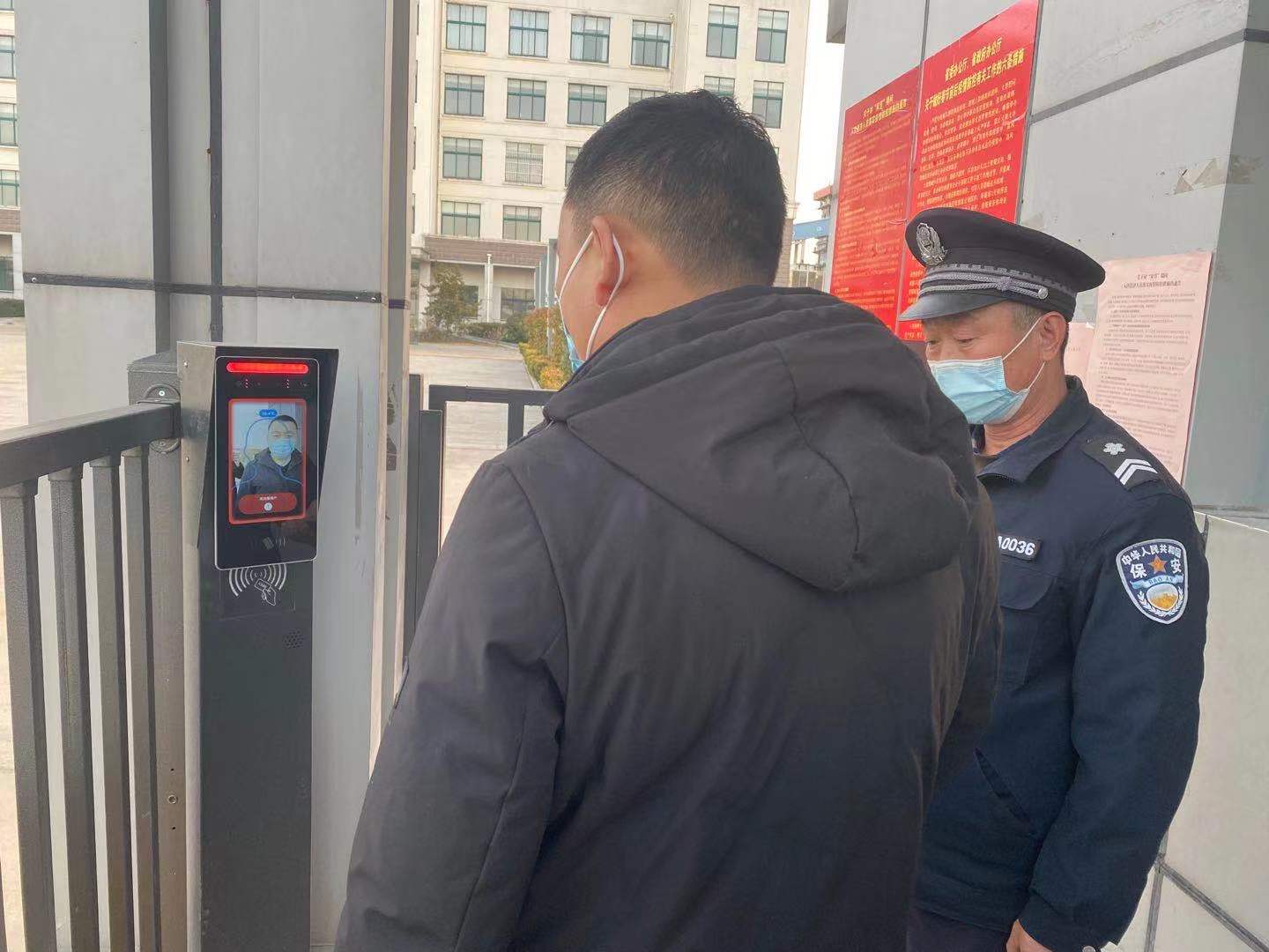 1612268513443511.jpg 民生热能:人脸测温门禁“神器”上岗 筑牢防疫“关口”(潘璇 齐邦宇).jpg
