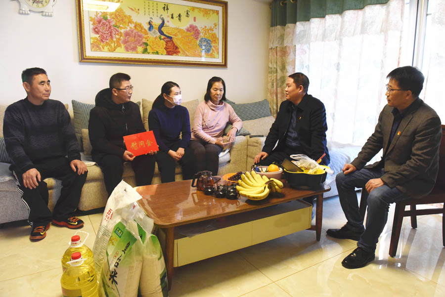 1612604191236669.jpg 霄云煤矿为困难党员送去过节物资.jpg