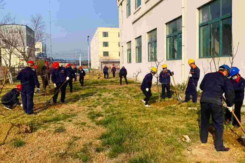 1615101803954560.jpg 民生热能:民生热能开展学雷锋志愿服务日美化厂区环境1(潘璇).jpg