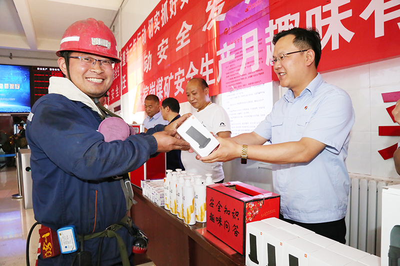 1624586994528740.jpg 2021年6月23日朱家峁煤矿开展“安全生产月”趣味答题活动(张奎连摄) (3).jpg