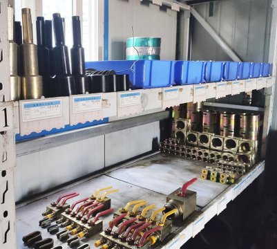 朱家峁煤矿基层区队开展仓库标准化整治工作