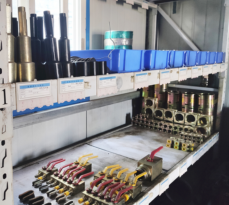 1630291090489783.jpg 2021年8月29日朱家峁煤矿掘三工区开展仓库标准化整治工作(朗进摄).jpg