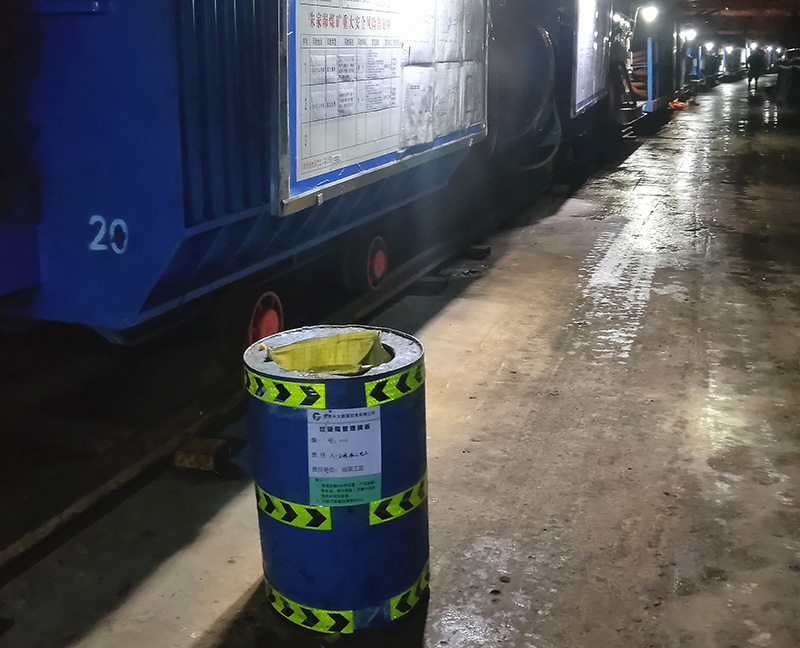 1630915629801595.jpg 2021年9月2日朱家峁煤矿“靓丽”垃圾箱 绿色又环保(周仓龙摄).jpg