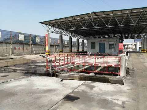 安居煤矿：煤质运销科自制警示栅栏保安全