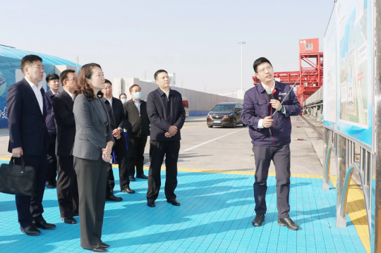 张广宇陪同恒丰银行客人到梁山港调研参观