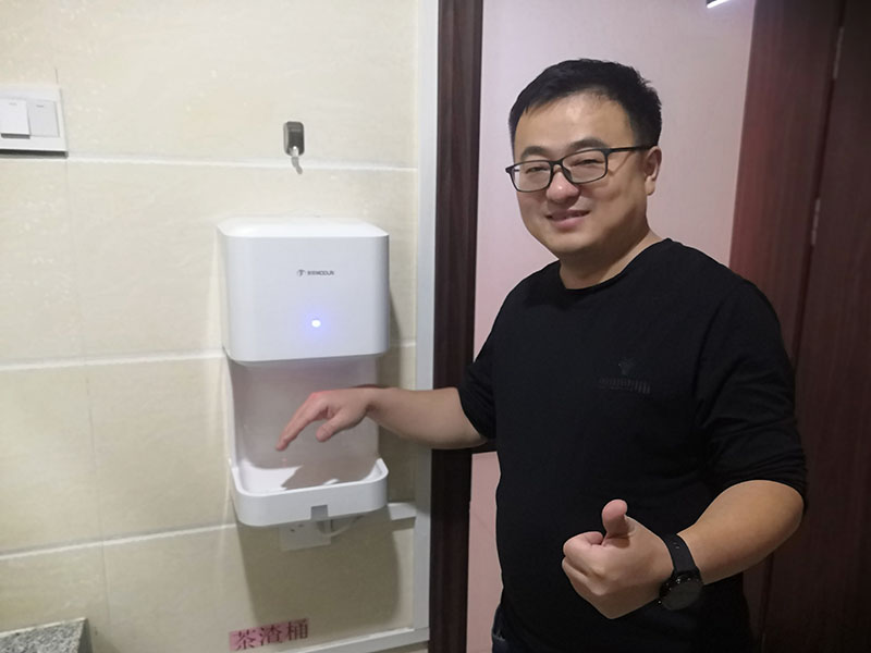 2021年11月28日朱家峁煤矿安装干手器  暖手又“温”心（相红伟摄）.jpg