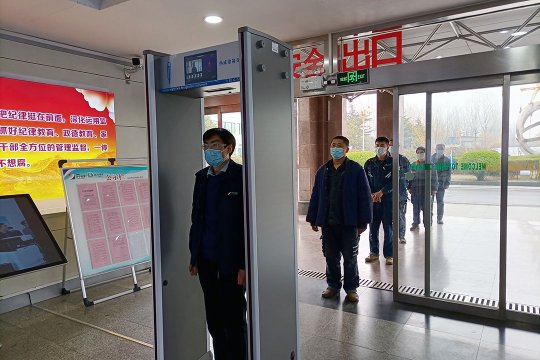 运河煤矿通过式测温门“上岗 ”严把矿区“体温关”