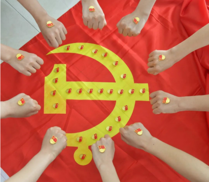 把党旗插遍业务的前沿阵地