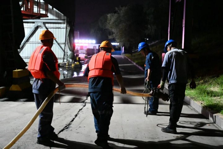 关键时刻帮大忙，跃进港成功救援事故船只