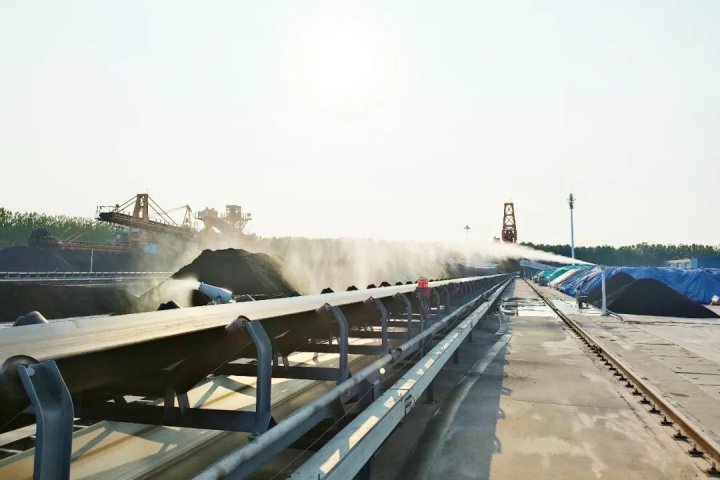 穿上环保“金钟罩”！跃进港启用智能喷淋式雷达抑尘系统