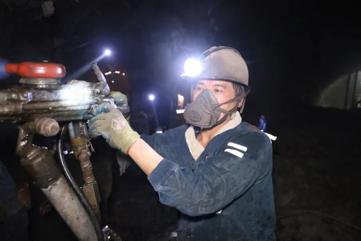 开局·奔跑丨月进尺721.8米！霄云煤矿稳步按下“掘进提效保接续”加速键