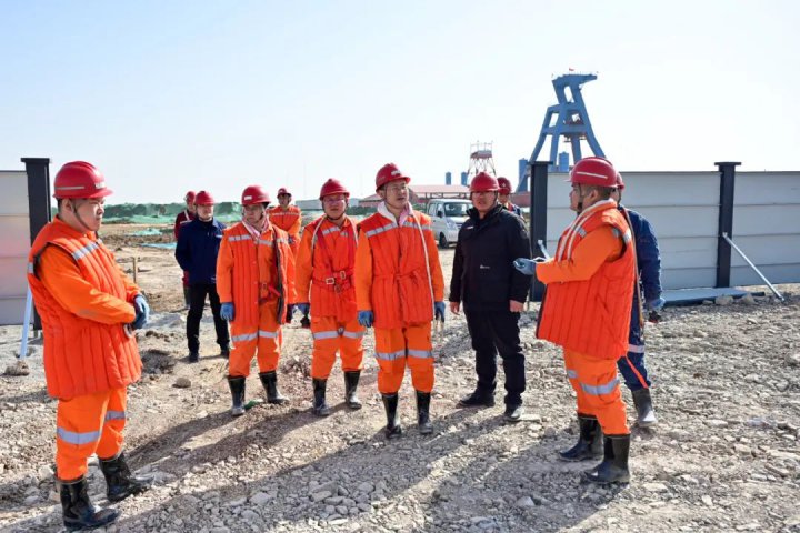 王崇景“四不两直”到金桥煤矿安全技术改造项目检查指导工作