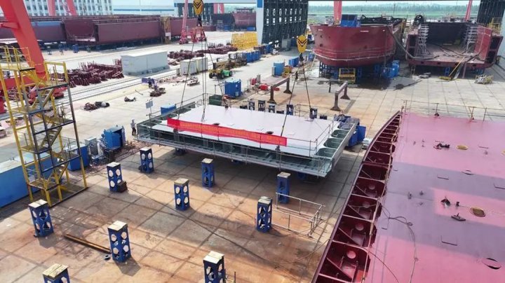 新能船业达飞182TEU纯电集装箱船开始铺底