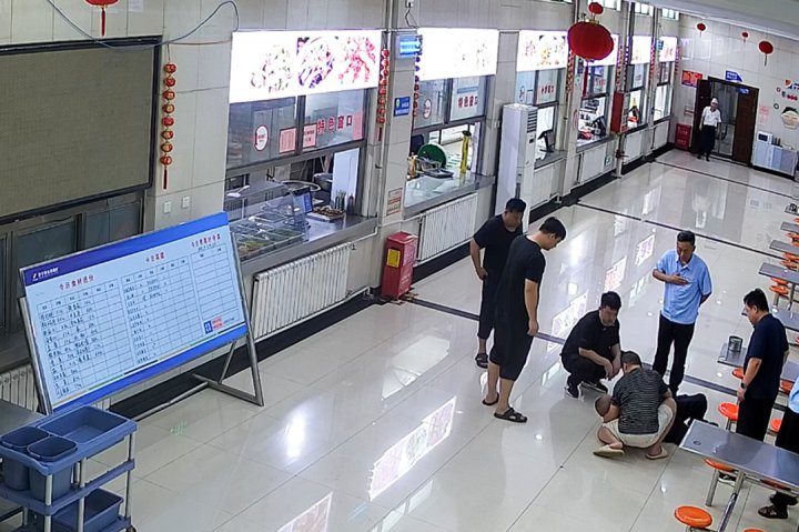 陌生男子餐厅突发昏厥，金桥煤矿职工挺身施救化险为夷
