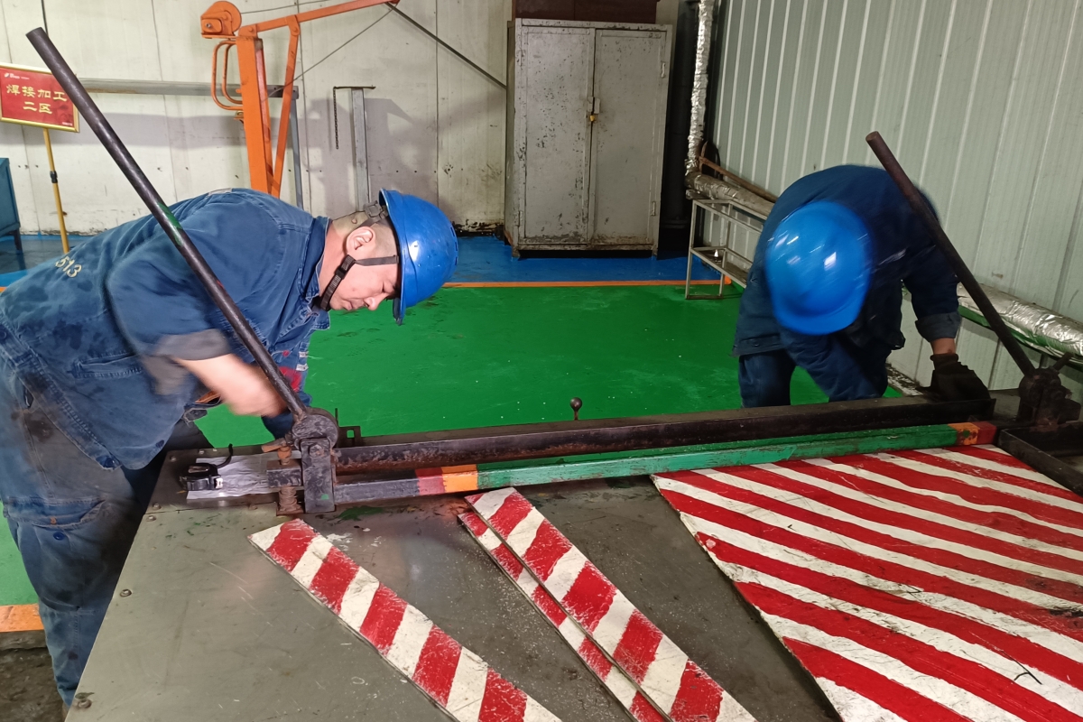 1760060864885723.jpg 机修车间创新皮带切割机.jpg